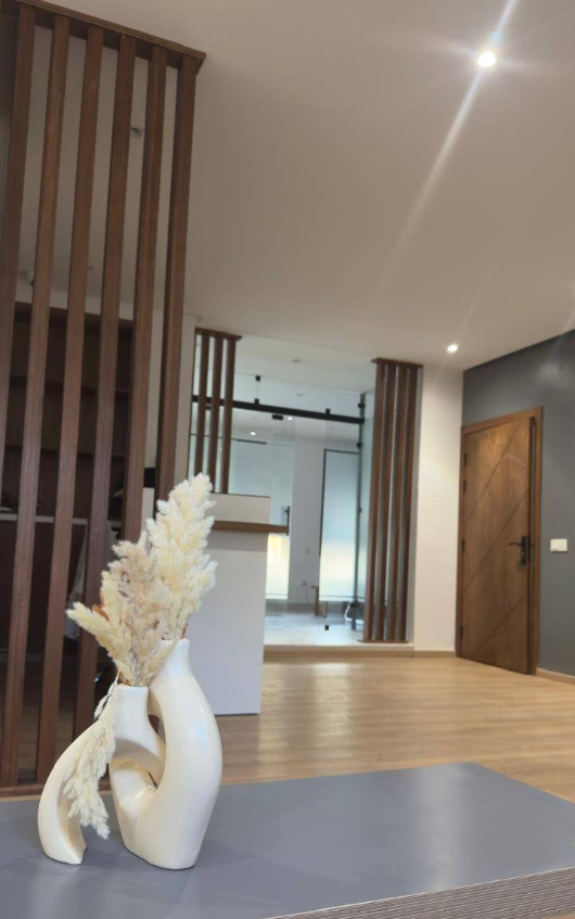 Entrée élégante avec séparateurs en bois et décoration minimaliste